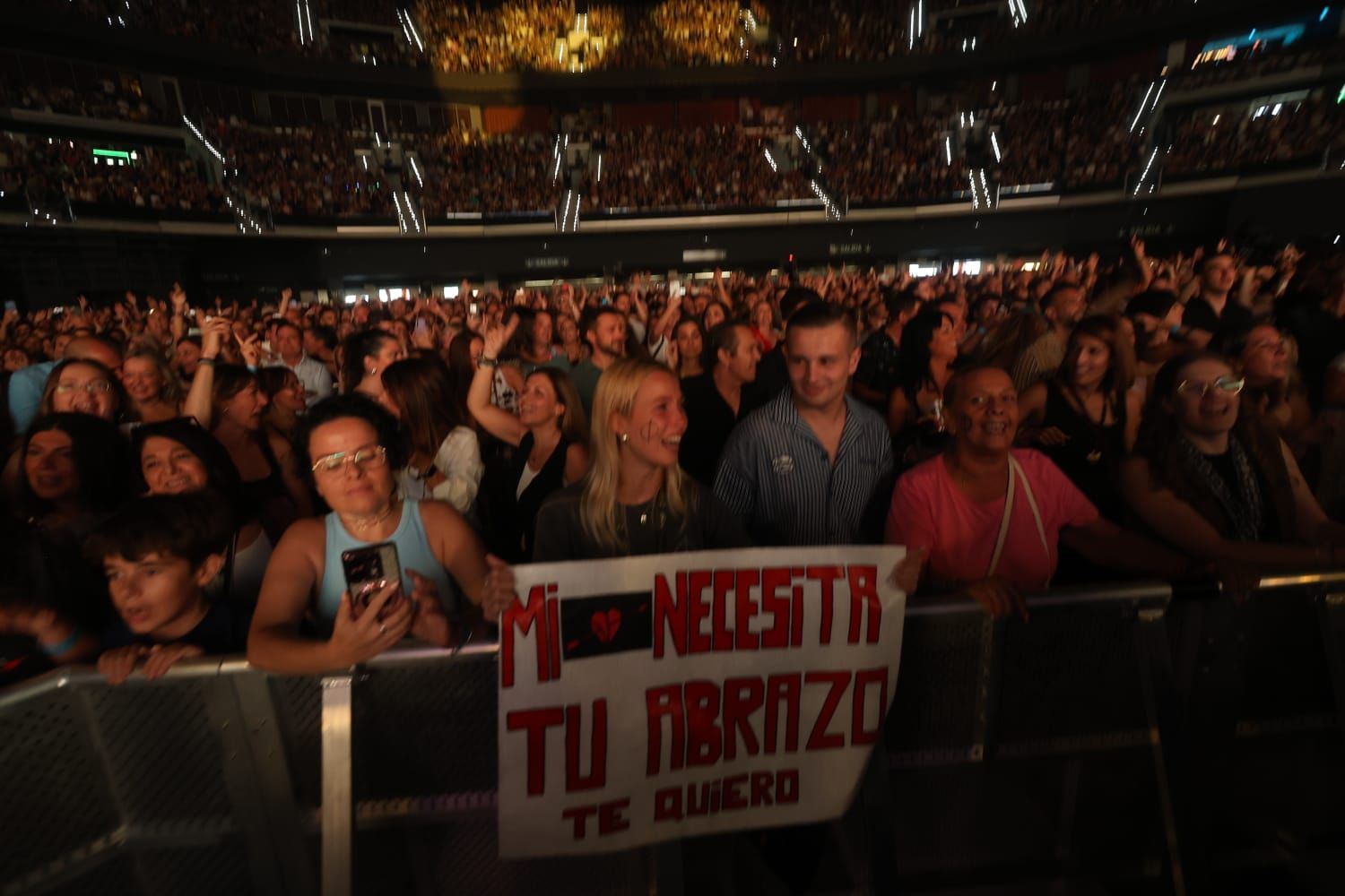 Manuel Carrasco arrebata en su concerto del Roig Arena: todas las imágenes