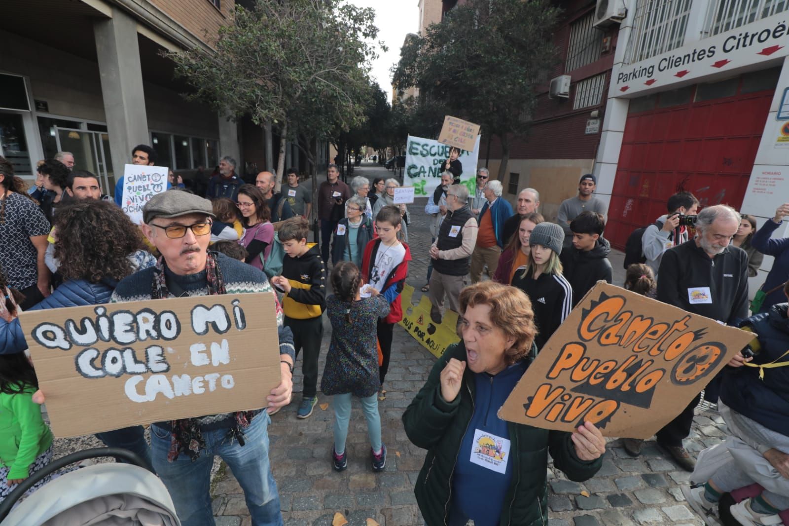 Así ha sido la concentración por el colegio de Caneto en Zaragoza