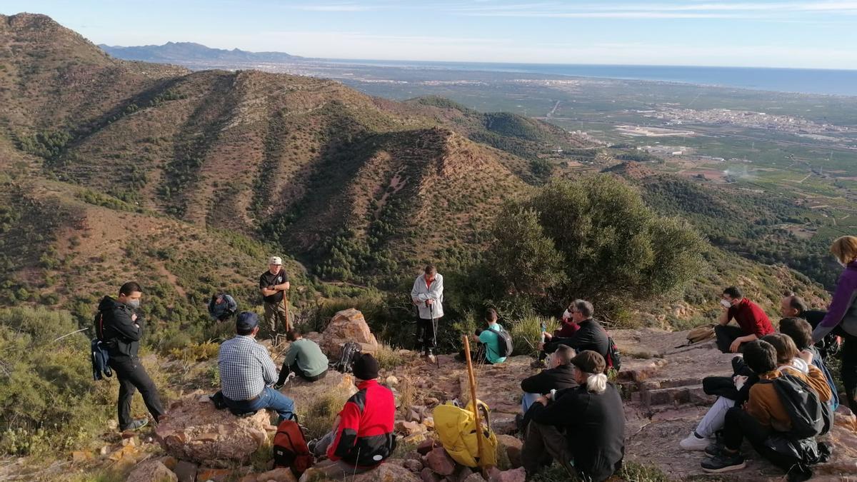 Un momento de la ruta al castillo de la Vall para conocer las condiciones en las que vivieron en la Vall los soldados durante la recta final de la guerra civil.