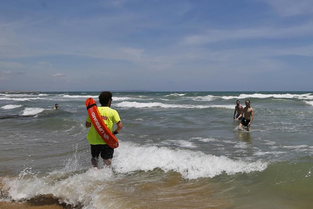 Imagen de la intervención este miércoles de los socorristas con bañistas que se metían en el agua con bandera roja