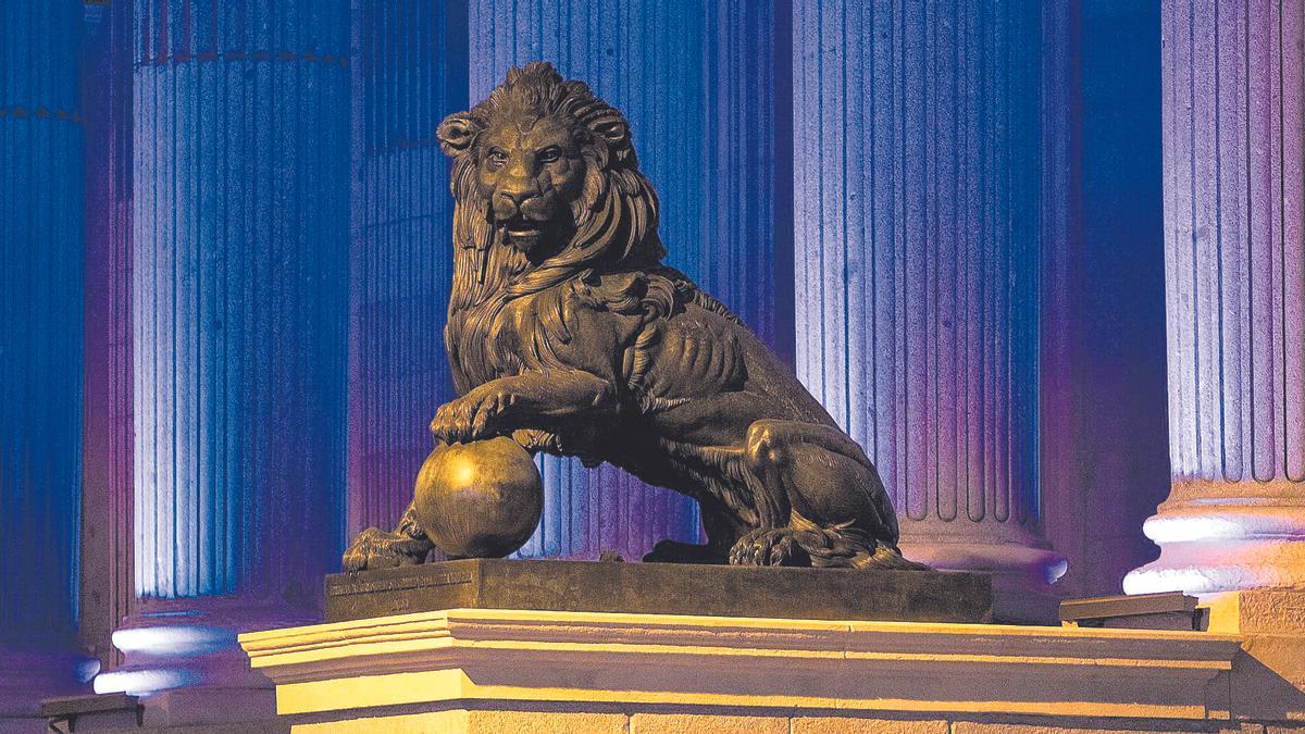 Uno de los leones de la fachada del Congreso de los Diputados