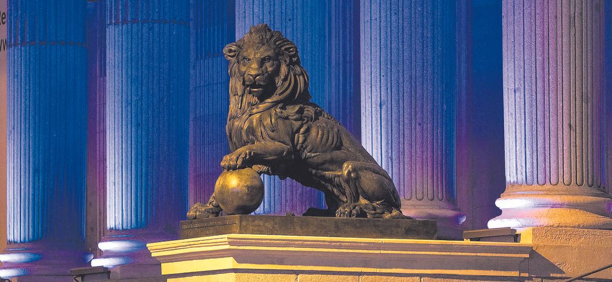 Uno de los leones de la fachada del Congreso de los Diputados