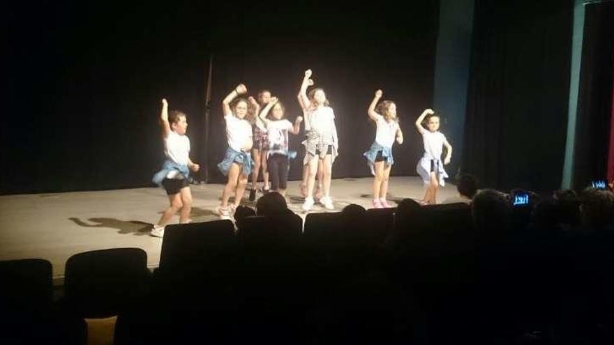 Actuación del grupo de baile moderno en Cangas de Onís.