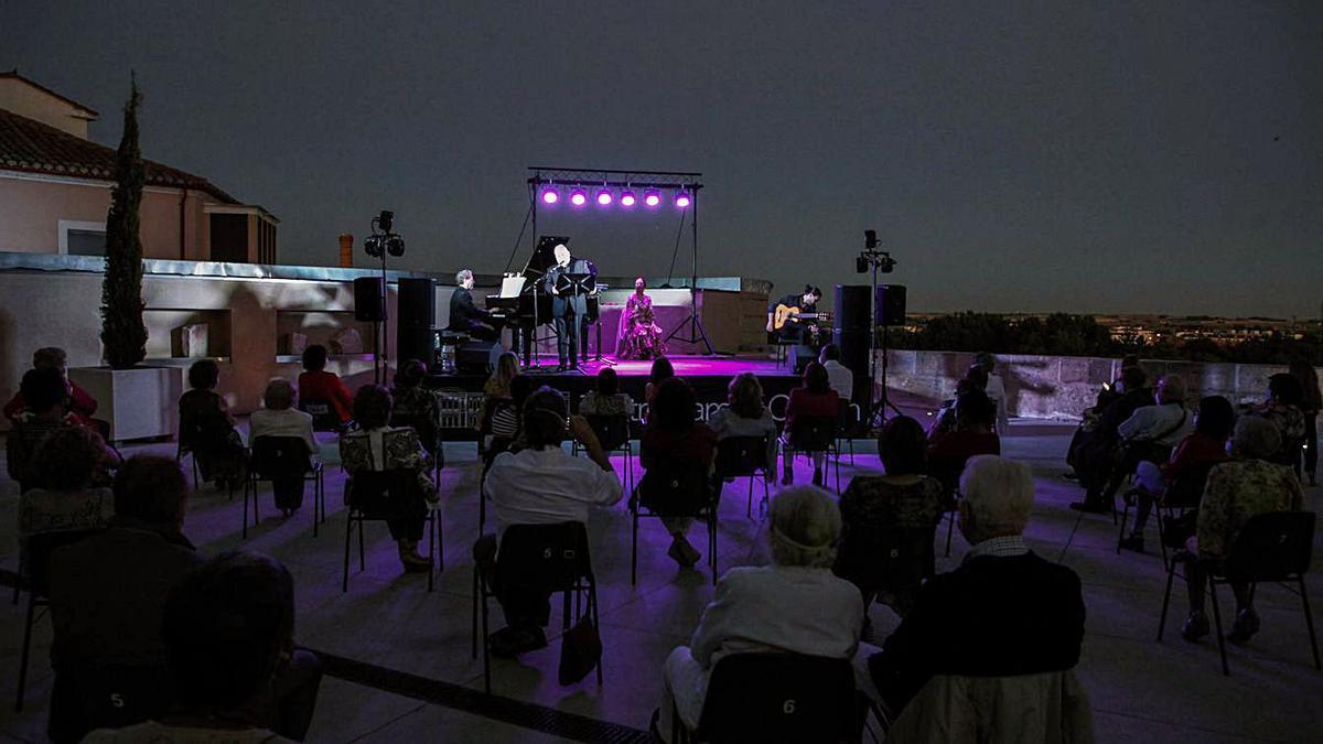 La música española ameniza la noche de los zamoranos en el Ramos Carrión