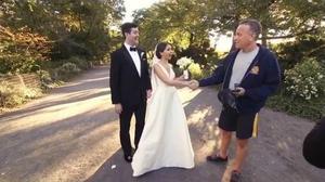 Tom Hanks saluda Ryan i Elisabeth el dia del seu casament.