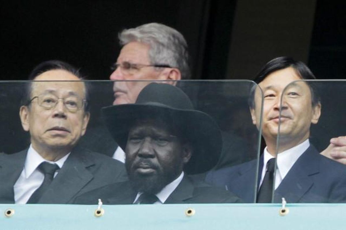 El príncep hereu nipó, Naruhito, el president de Sudan del Sud, Salva Kiir, i l’exprimer ministre japonès Yasuo Fukuda assisteixen al servei religiós oficial en memòria de l’expresident Nelson Mandela, a l’estadi FNB de Soweto a Johannesburg.