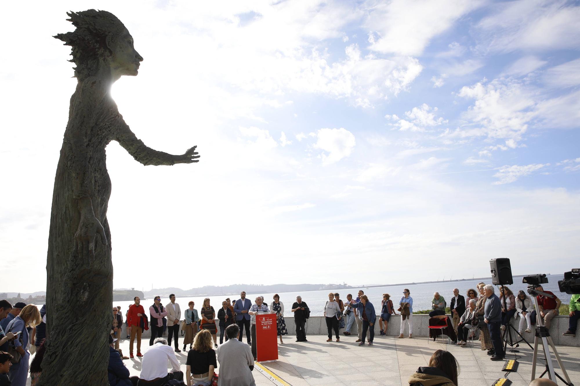 EN IMÁGENES:  Así fue el homenaje a los exiliados por la Guerra Civil y la posterior represión franquista organizado por los socialistas de Gijón junto a la estatua de "La Madre del Emigrante"