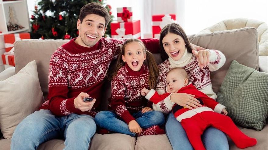 Una familia veient la televisió