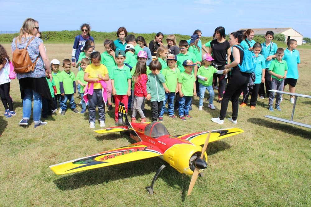 Exhibición de la patrulla de aeromodelismo del Ejército del Aire en Arnao