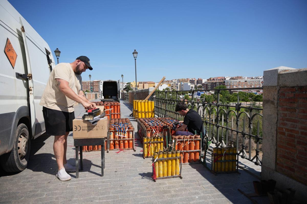 Todo listo en el puente de Palmas de Badajoz para los fuegos de esta noche