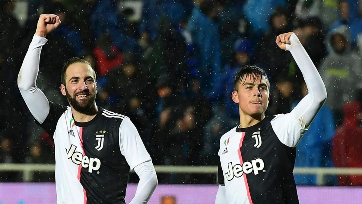 Higuaín y Dybala celebran un gol de la Juventus al Atalanta.