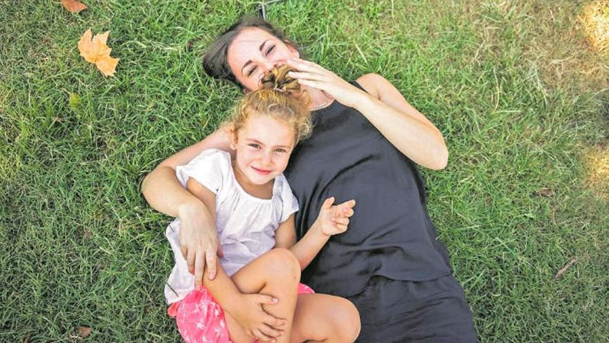 Georgina Ortiz, con su hija Emma, nacida gracias a la fecundación in vitro.