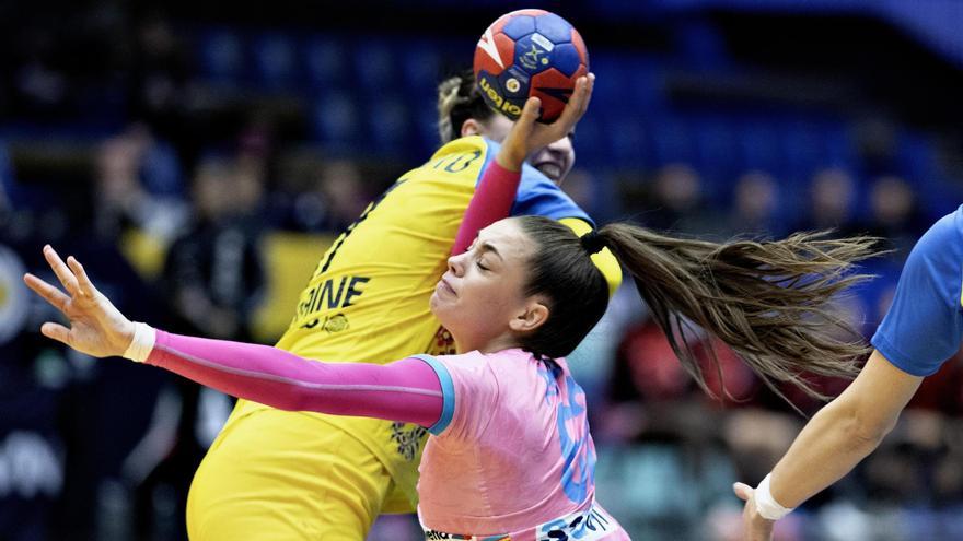 Paula Arcos choca contra una ucraniana en el segundo partido de España en el Mundial.