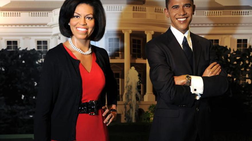 Vista de la estatua de cera de la primera dama de Estados Unidos, Michelle Obama, ubicada de pie junto a Barack Obama y con la Casa Blanca de fondo.