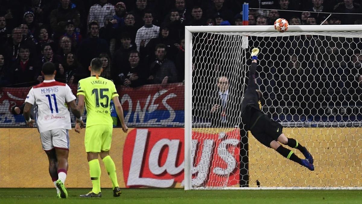 Ter Stegen envía el balón al larguero tras el disparo de Terrier en Lyón.