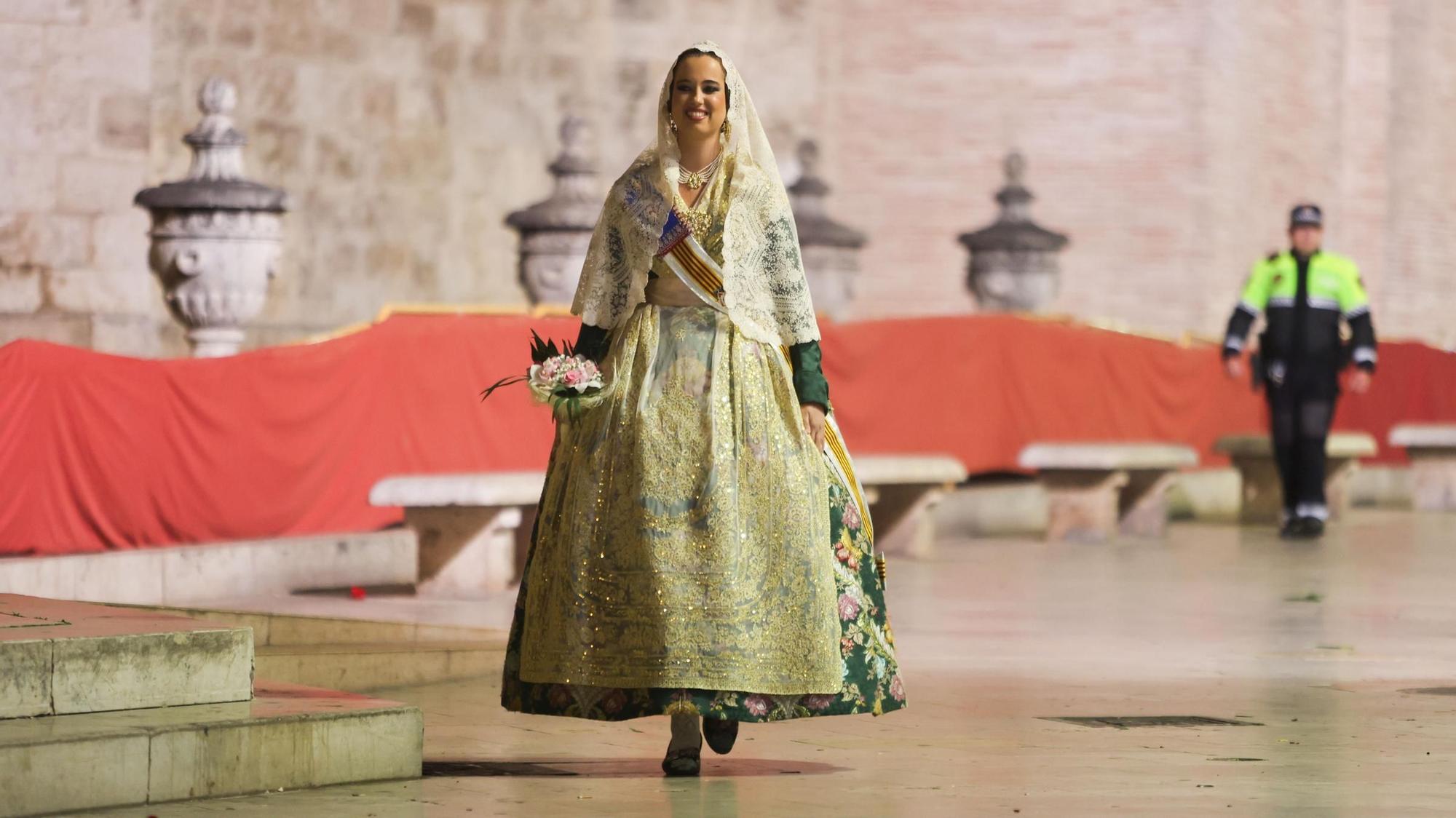 La fallera mayor de Valencia, María Estela Arlandis, ofrenda a la Virgen