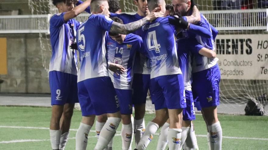 Els jugadors del Figueres celebrant el primer gol.