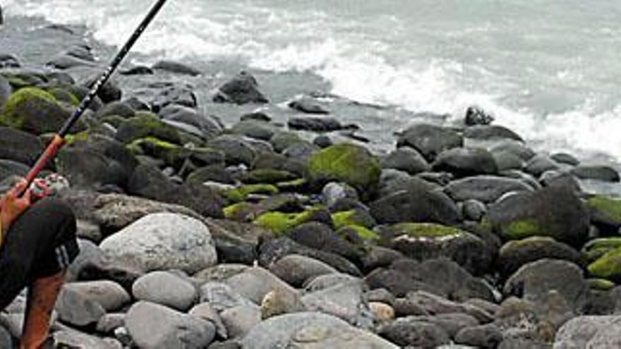 Un hombre, pescando el martes en Bocabarranco. i YAIZA SOCORRO