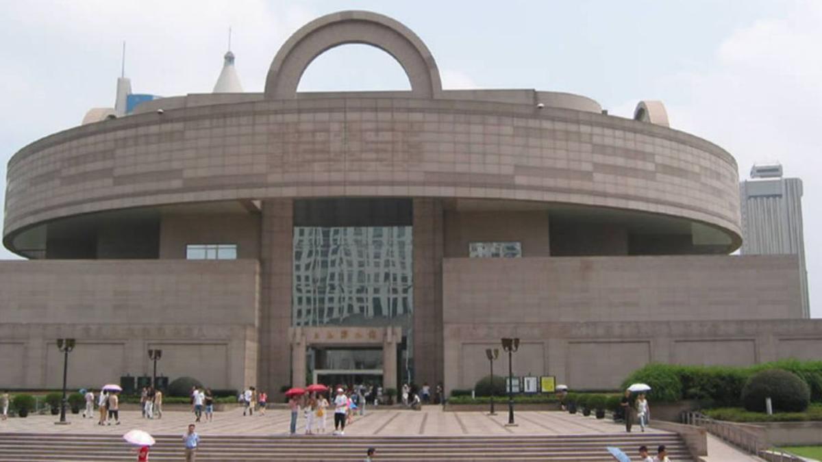 Museo de Shangai
El “Rosa Porriño” viste el exterior del Museo de Shangai, edificio modernista que se erigió en 1952 y es una de las visitas culturales obligatorias en China, ya que acoge más de 120.000 piezas de arte antiguo.  | // GODOY MACEIRA