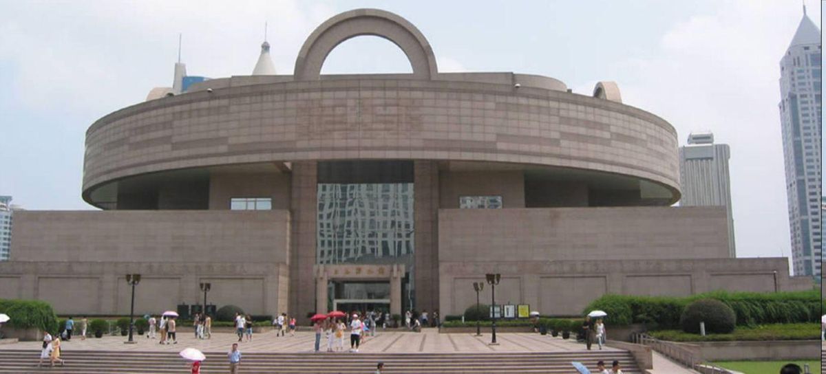 Museo de ShangaiEl “Rosa Porriño” viste el exterior del Museo de Shangai, edificio modernista que se erigió en 1952 y es una de las visitas culturales obligatorias en China, ya que acoge más de 120.000 piezas de arte antiguo. | // GODOY MACEIRA