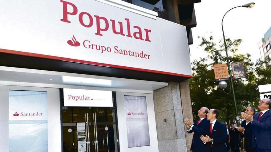 Oficina del Popular con la incorporación de la nueva imagen del grupo Santander. // FdV