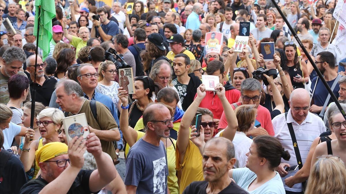 Manifestación en la plaça Sant Jaume convocada por la plataforma independentista ’Acampada per la Llibertat’.