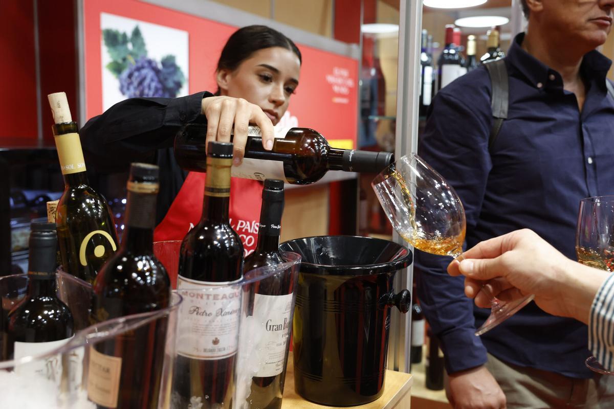 Degustación de vinos en el 38º Salón Gourmets celebrado en Madrid.