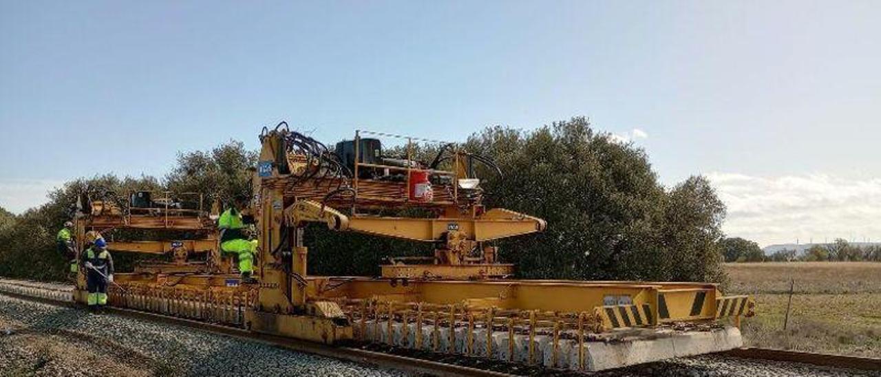 Adif está culminando los trabajos de renovación de la vía entre Ayerbe y Plasencia del Monte.