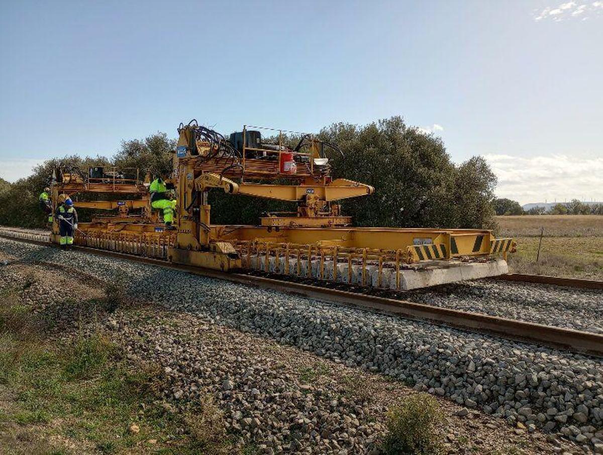 Adif está culminando los trabajos de renovación de la vía entre Ayerbe y Plasencia del Monte.