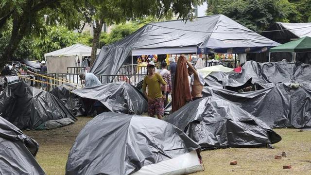 Damnificats pel terratrèmol de Colòmbia es refugien de la pluja en un campament a Pereira.Damnificats pel terratrèmol de magnitud 7,4, que va sacsejar Colòmbia fa una setmana, es refugien de les fortes pluges aquest dilluns, en un campament ubicat al parc Olaya Herrera a Pereira. | SANTIAGO GAVIRIA / EFE