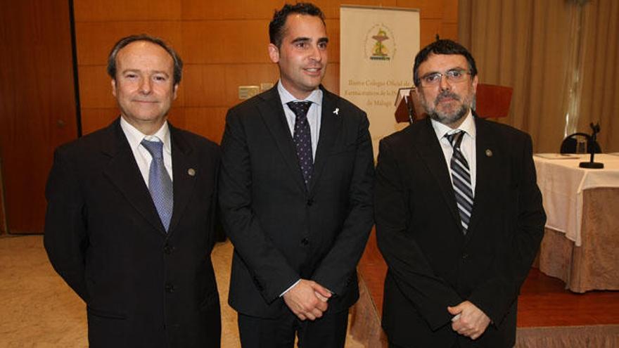 Florido (derecha) en el acto de toma de posesión junto a Tudela y el delegado de Salud.