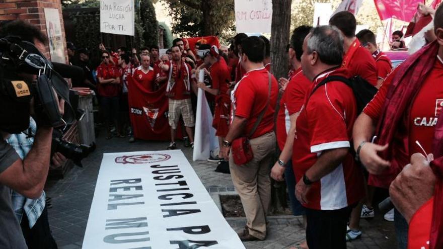 Aficionados se concentran esta mañana en Madrid para apoyar al Real Murcia y exigir que siga en Segunda.