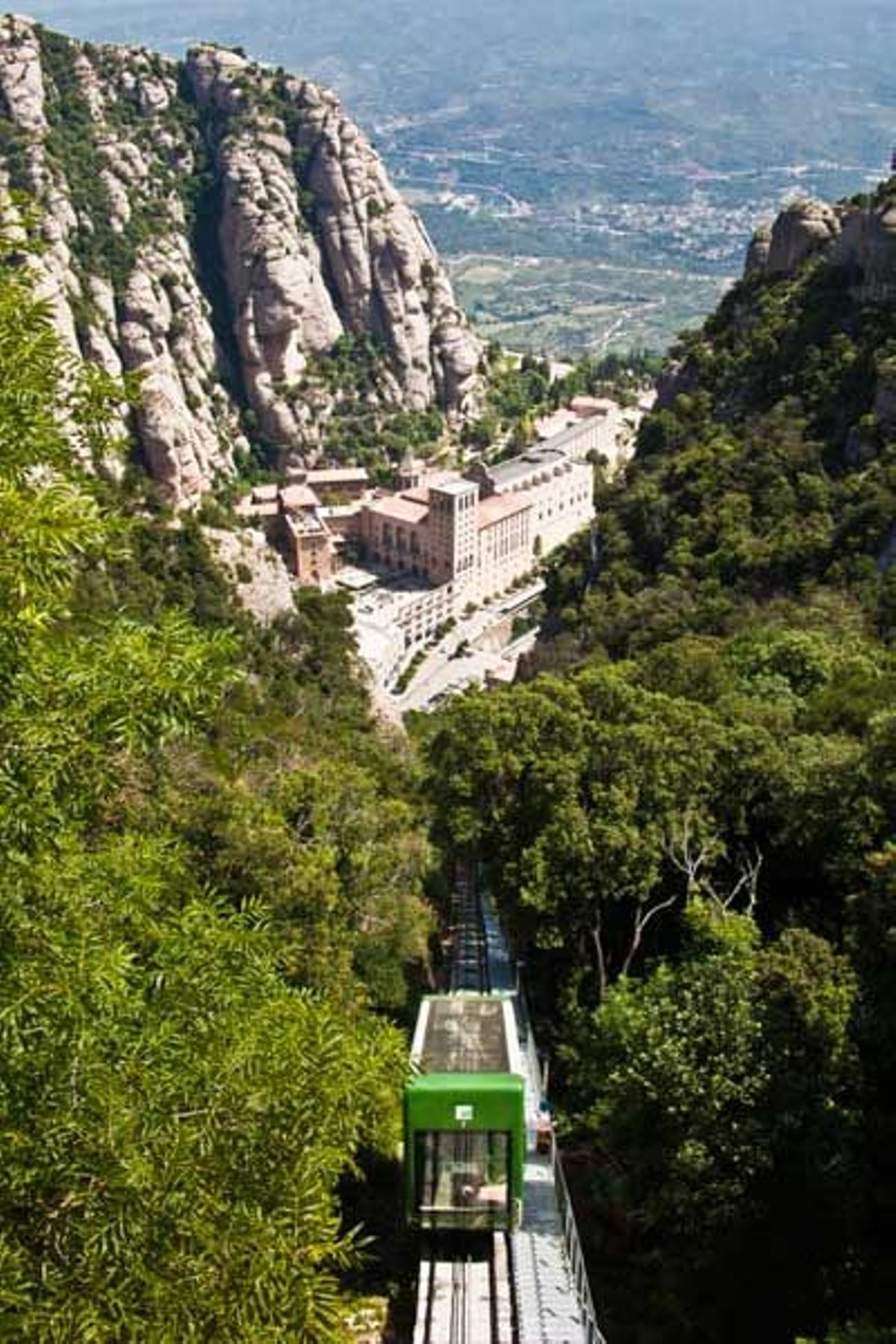 El cremallera de Montserrat es un tren cremallera que llega hasta el centro del Monasterio de Monserrat.
