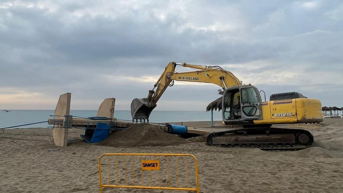 Torremolinos derriba cinco torres de vigilancia en mal estado.