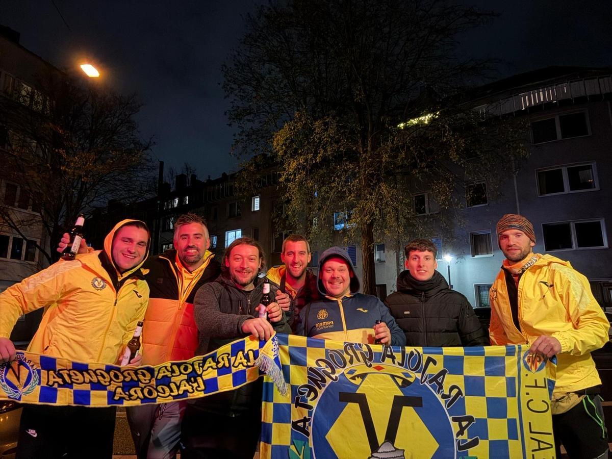 Aficionados de la peña Rajola Grogueta de l'Alcora, en la tarde del lunes en Dortmund.