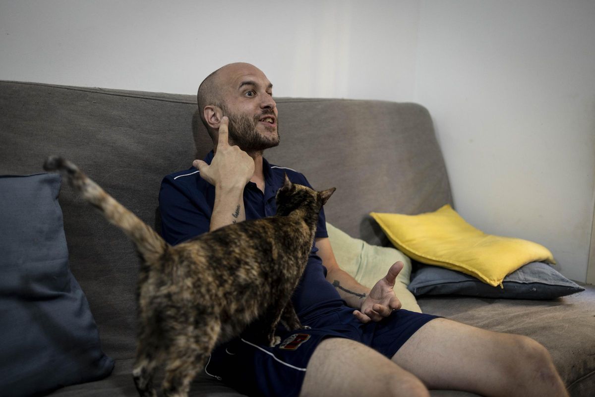 Josué Fernández, el joven zaragozano con sordera en una entrevista para EL PERIÓDICO junto a su gata Mora, este viernes.