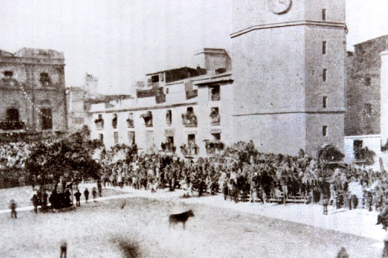 La Plaza Mayor, con la concatedral, el Fadrí, el Mercado Central y el Ayuntamiento