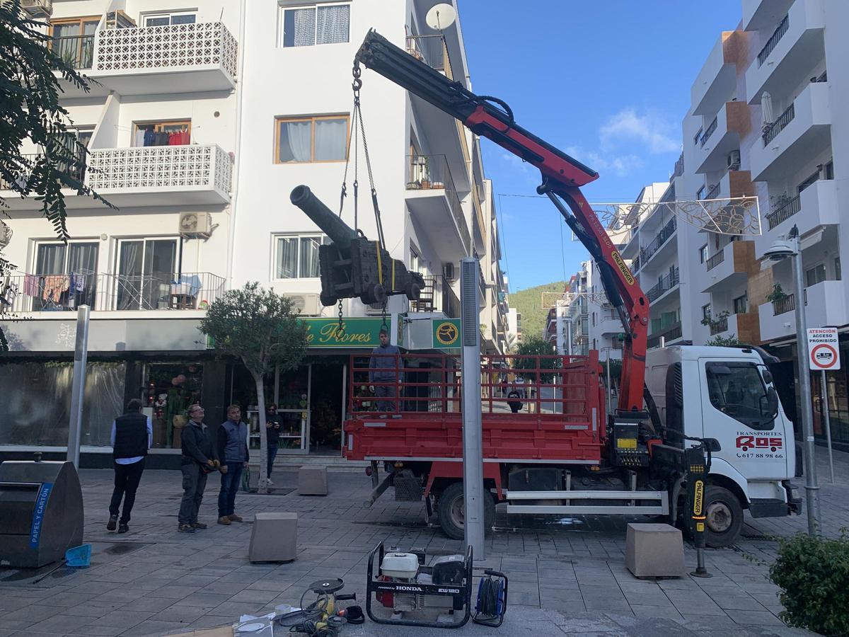 EL cañón, en volandas tras retirarlo de la plaza