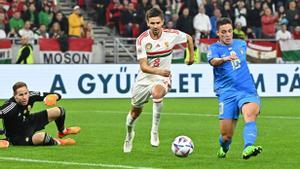 Raspadoni anotando el gol que adelantaba a Italia en Hungría.