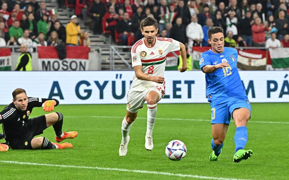 Raspadoni anotando el gol que adelantaba a Italia en Hungría.