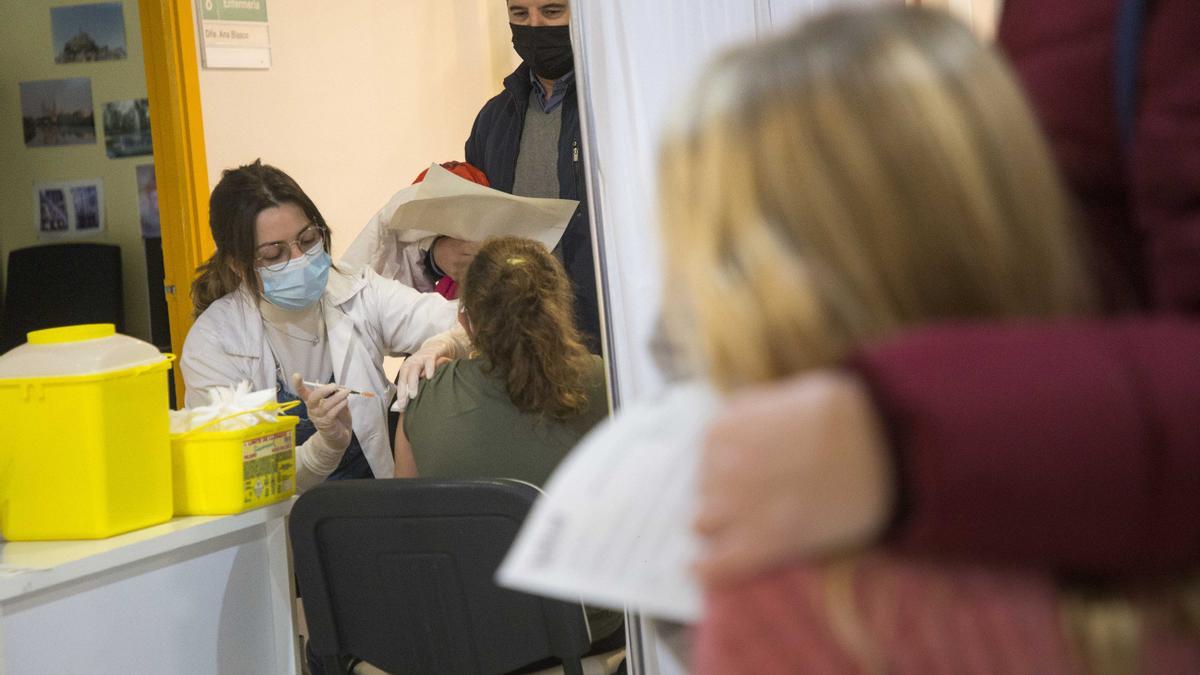 Niños y niñas se vacunan en el centro de salud Seminario (Zaragoza)