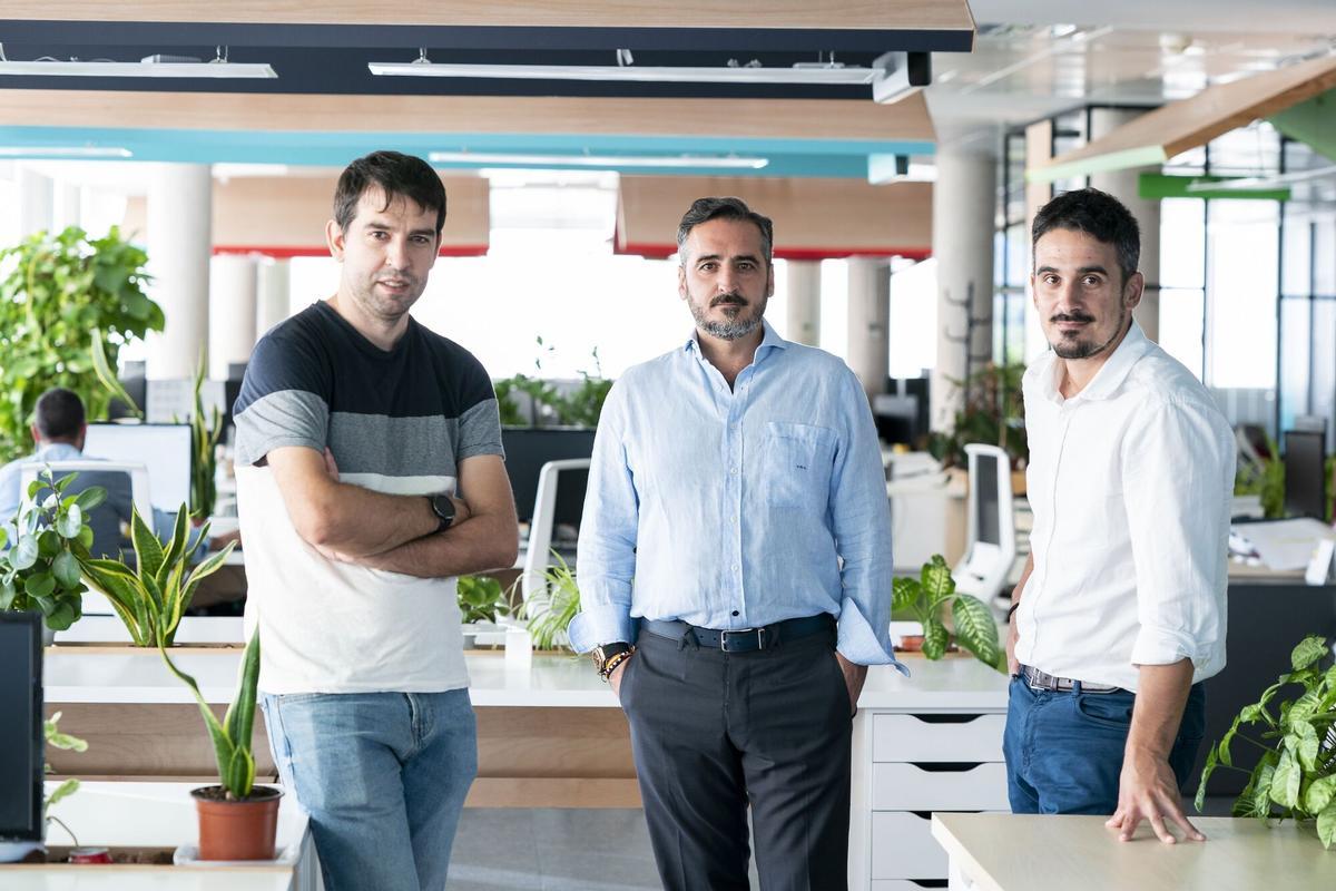 EMPRESA CUATROOCHENTA. AL FRENTE, DE IZQUIERDA A DERECHA, SERGIO AGUADO, VICENTE MONTESINOS Y ALFREDO CEBRIAN. HUB TECNOLOGICO DE CASTELLON. EMPRESAS TECNOLOGIA