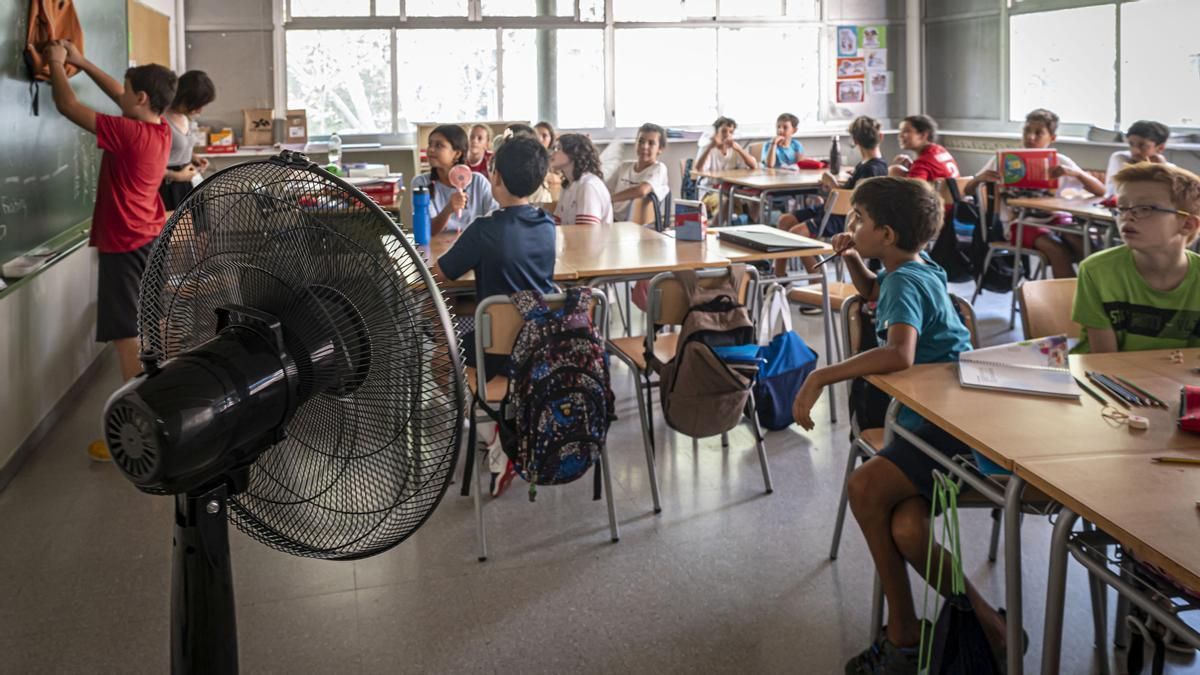 Alumnos en clase con un ventilador, en una imagen de archivo.