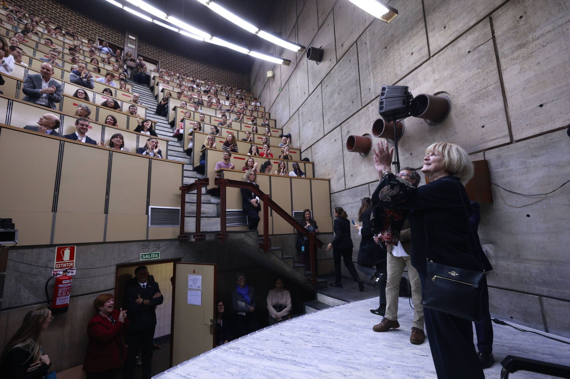 Marie-Claire King visita el Instituto Universitario de Oncología y mantiene un encuentro con profesores y estudiantes en la Facultad de Medicina