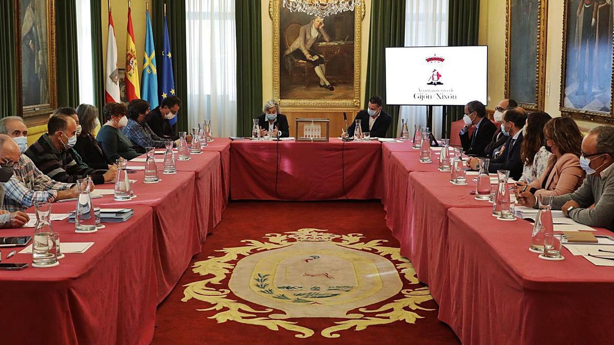 La alcaldesa, Ana González, y Jonatan Frade, director de contratación, junto a la urna donde se depositaron los votos del jurado, ayer, en el salón de recepciones del Ayuntamiento. 