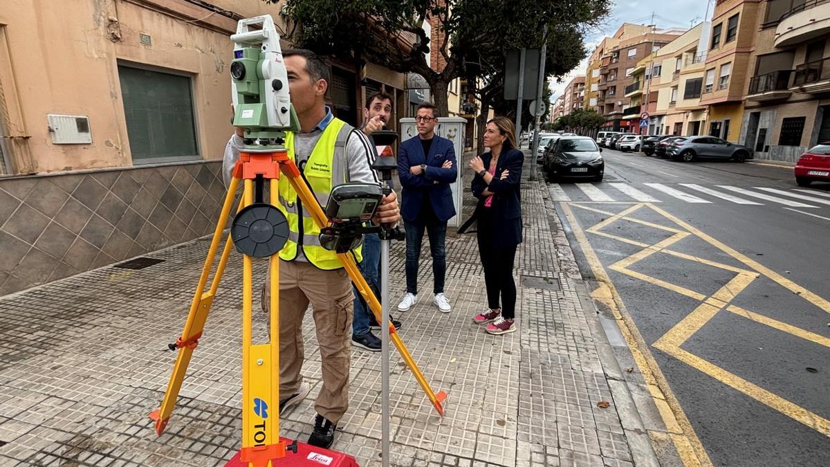 • L'alcaldessa, Maria Tormo, i el regidor d'Urbanisme, Vicente Martínez-Galí, han supervisat les tasques que s'estan realitzant amb georadar i l'alçament topogràfic de tot l'àmbit d'actuació.
