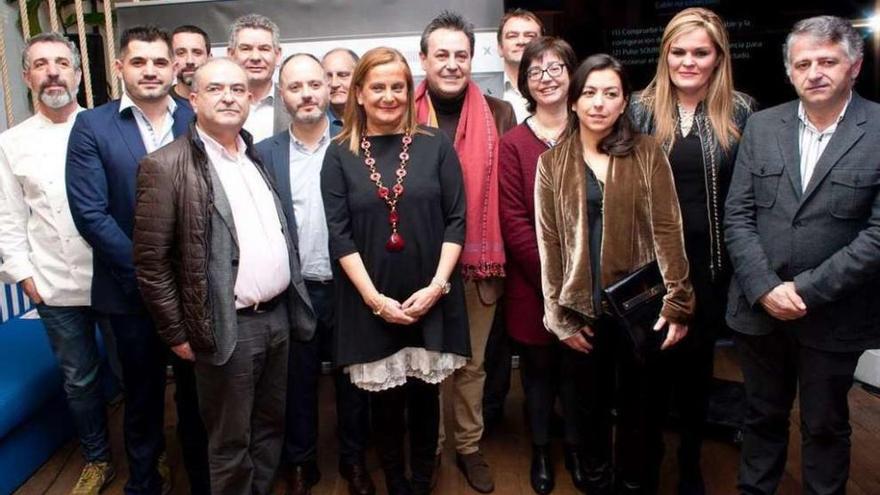 Manuel Cuiña (derecha), anoche, en la presentación presidida por Carmela Silva en Madrid.