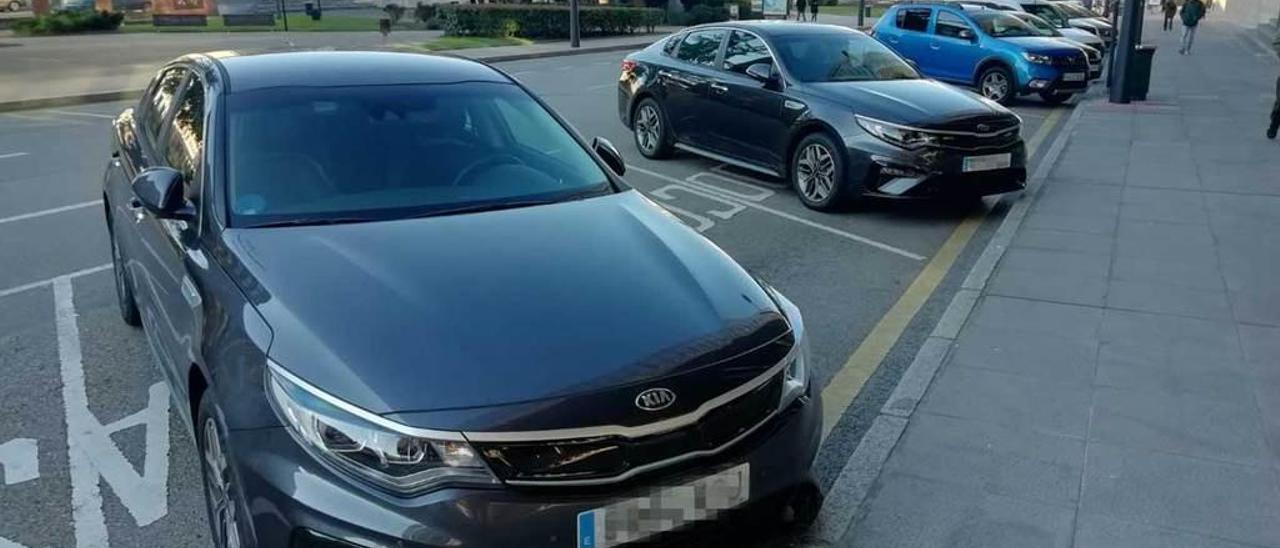 En primer término, dos de los nuevos coches oficiales del Principado.