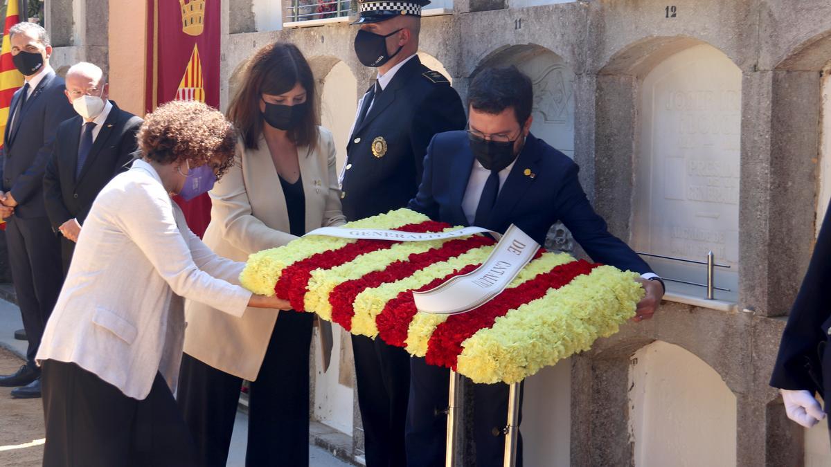 El president de la Generalitat, Pere Aragonès, amb la consellera d&#039;Universitats, Gemma Geis, i la delegada del Govern a Girona, Laia Cañigueral, durant l&#039;ofrena a la tomba de Josep Irla l&#039;11 de setembre de 2021