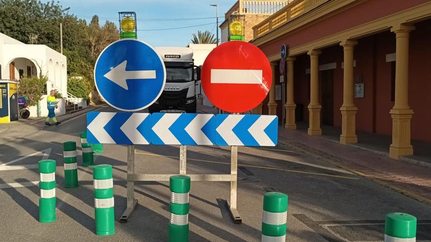 Señales instaladas en la calle Isidor Macabich para redirigir el tráfico y cortar uno de los viales. | J.M.L.R.